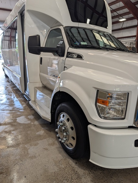 2019 Ford F-650 Tiffany Coachworks Shuttle Bus – Right Front